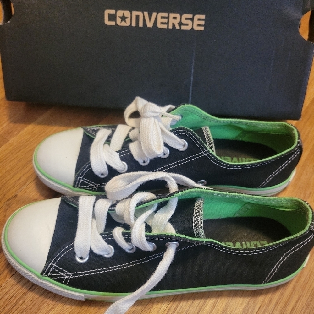 Used- Converse low tops sneakers size 5